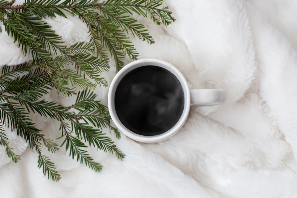Svart kaffe i en vit kopp, illustrationsbild