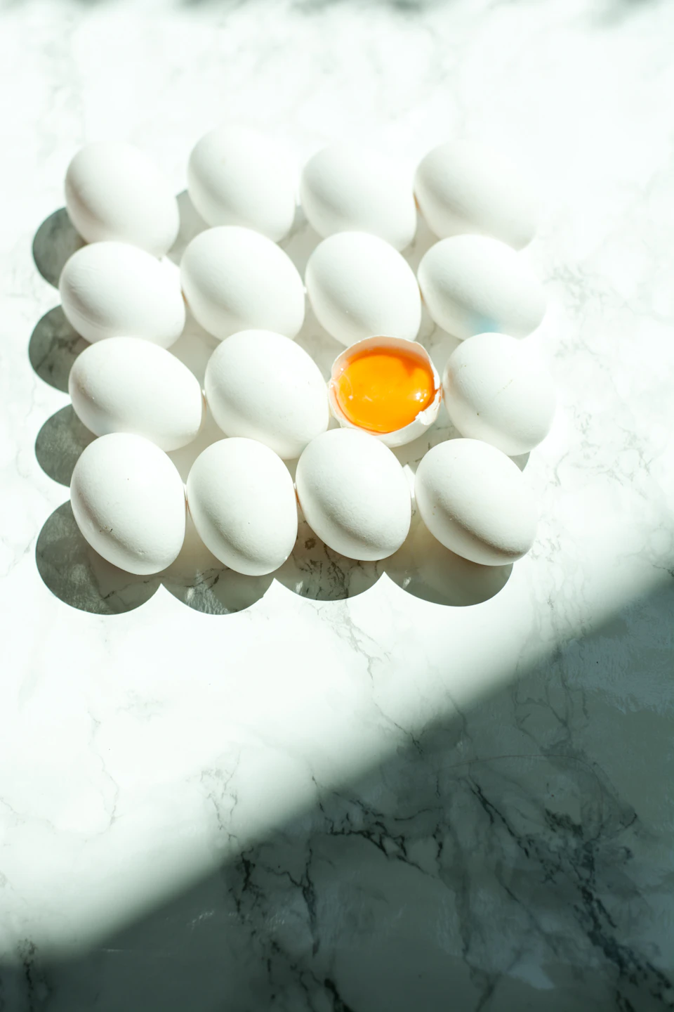 Ägg på ett ljust underlag, illustrationsbild