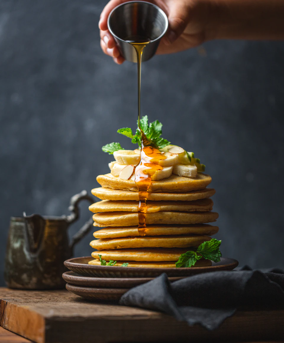 En stapel pannkakor med bär och sirap, illustrationsbild