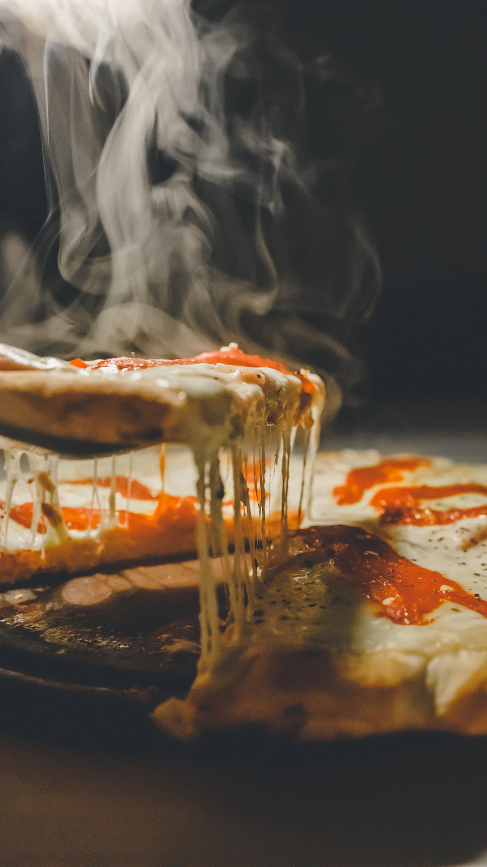Närbild av pizza med ost, illustrationsbild