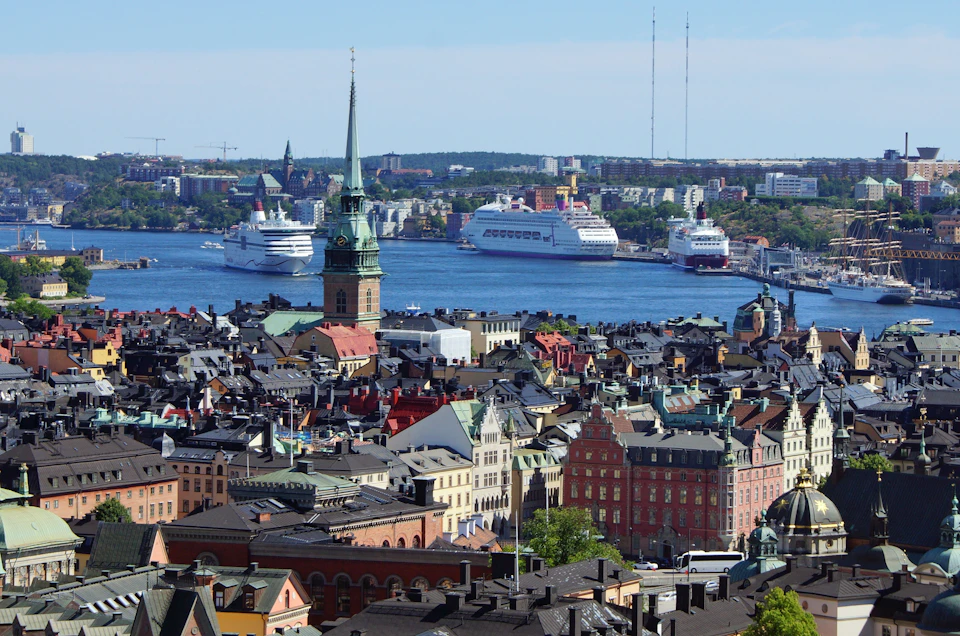 Utsikt över Stockholm med vatten och båtar, illustrationsbild
